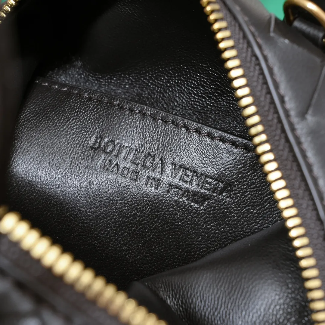 Batch 1560 #Bv Small Intrecciato woven leather bowling bag with detachable crossbody strap, single interior flat pocket, zipper closure "Classic weaving craftsmanship" is an indispensable symbol of the brand🔥. The meticulous weaving craftsmanship not only makes the bucket bag show a sense of high-end, but also adds a sense of agility to it, exuding a simple and elegant beauty. It is made of soft and delicate sheepskin texture. It is light and comfortable, and reveals a sense of high-end everywhere. The color matching is refreshing and clean, and the upper body is aged~concave shape! A bowling bag that can be used for both work and leisure. Size: 20.5*15.5*10cm, model: 7460#